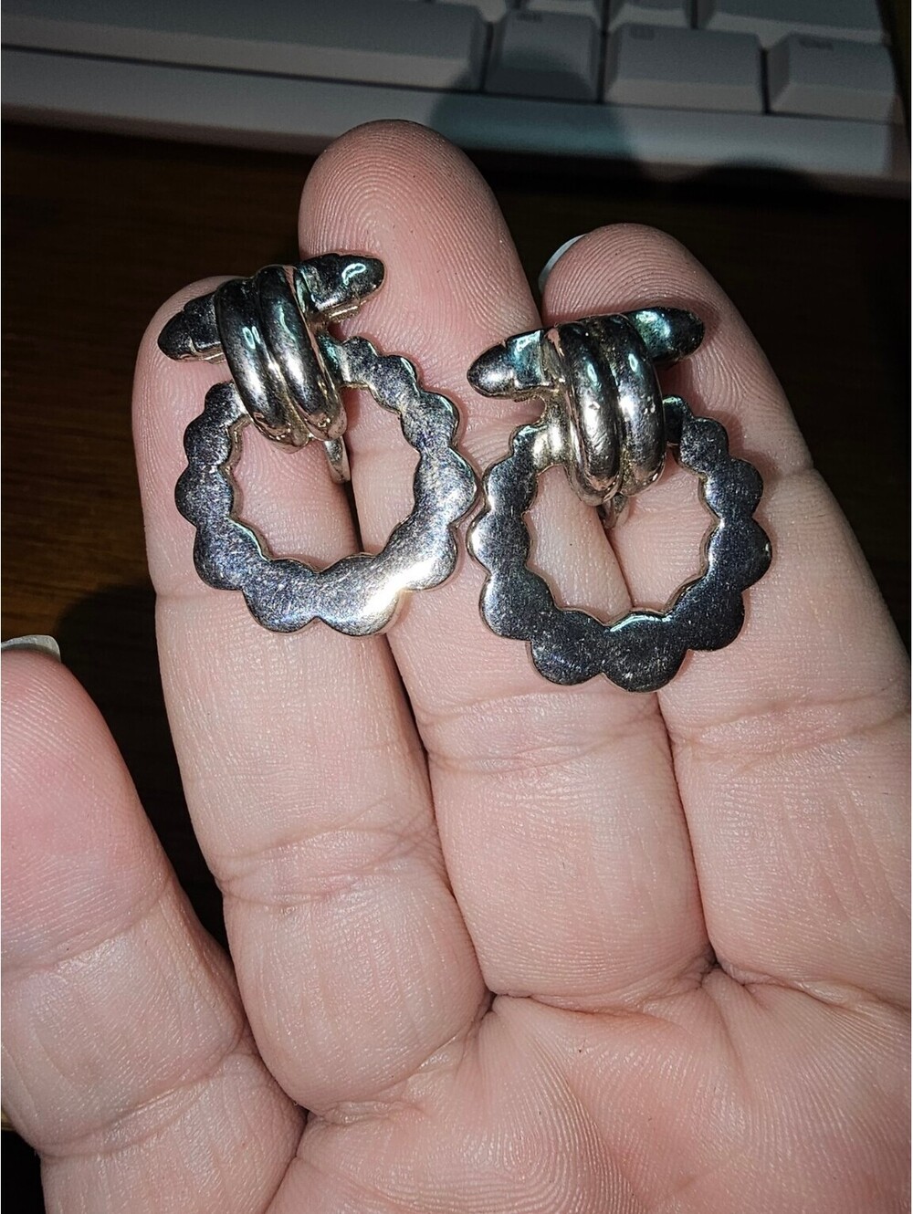 Vintage Silver Tone Scalloped Wreath Hoop Clip On Earrings Modernist - Picture 3 of 5
